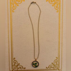 Elegant Gold and Green Pendant Necklace